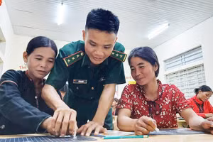 Lớp học của “Bộ đội Hữu” ở xã biên giới A Dơi giúp đồng bào thoát nạn mù chữ.