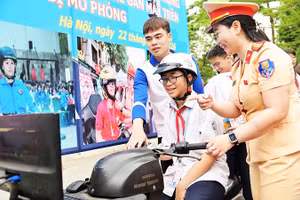 Học sinh trải nghiệm kỹ năng lái xe điện an toàn trên mô hình mô phỏng.