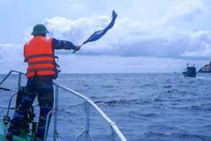 Lực lượng kiểm ngư tỉnh Nghệ An tiếp cận tàu cá có dấu hiệu vi phạm tại khu vực gần đảo Mắt để đoàn liên ngành tổ chức kiểm tra.