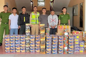 Đối tượng Nguyễn Văn Lâm (thứ 2, từ phải qua) và tang vật bị bắt giữ. (Ảnh: Công an Nghệ An)