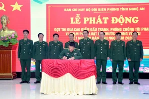 Đại diện các đơn vị ký giao ước thực hiện tốt các nội dung, chỉ tiêu đợt thi đua.