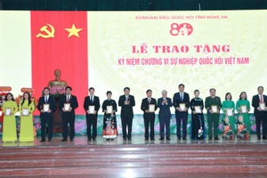 Ủy ban Thường vụ Quốc hội tặng Kỷ niệm chương “Vì sự nghiệp Quốc hội Việt Nam” cho 15 cá nhân; Chủ tịch Ủy ban nhân dân tỉnh Nghệ An tặng Bằng khen cho 11 tập thể và 29 cá nhân có nhiều đóng góp trong hoạt động của Đoàn đại biểu Quốc hội tỉnh.