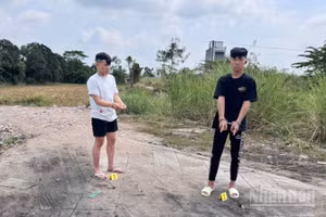 Công an dựng lại hiện trường nơi Sang và Thế dùng hung khí chém người cướp xe.