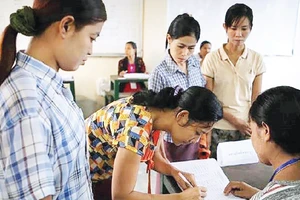 Cử tri Myanmar đăng ký bỏ phiếu bầu Quốc hội.