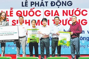 Lãnh đạo Cục Quản lý và Xây dựng công trình thủy lợi trao bình đựng nước và thiết bị rửa tay di động tặng học sinh trung học cơ sở trên địa bàn tỉnh Đắk Lắk.