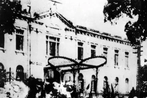 Ngày 19/8/1945, sau cuộc mít tinh tại Quảng trường Nhà hát Lớn, quần chúng nhân dân Thủ đô đã đánh chiếm Bắc Bộ phủ, cơ quan đầu não của chính quyền tay sai Pháp ở Bắc Bộ. (Ảnh: Tư liệu TTXVN)