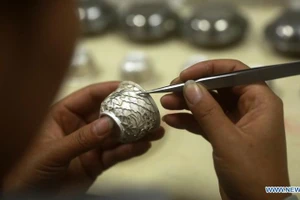 Nghệ nhân đang trang trí một chiếc chén rượu bằng bạc tại huyện Đan Trại, tỉnh Quý Châu, tây nam Trung Quốc. (Ảnh: Tân Hoa xã)