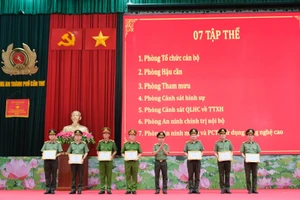 Giám đốc Công an thành phố Cần Thơ trao khen thưởng các tập thể, cá nhân có thành tích xuất sắc trong công tác.