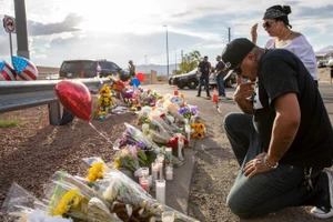 Người dân tưởng nhớ các nạn nhân gần hiện trường vụ xả súng ở El Paso, Texas, Mỹ, ngày 4/8/2019. (Ảnh: Tân Hoa xã)