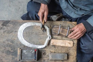 Nghệ nhân chế tác phụ kiện bạc tại tỉnh Hồ Nam, miền trung Trung Quốc. (Ảnh: Xinhua)