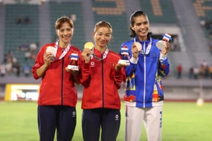 Nguyễn Thị Oanh, Đoàn Thu Hằng (bên trái) đoạt Huy chương Vàng và Bạc chạy 3.000m vượt chướng ngại vật.