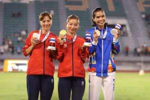 Nguyễn Thị Oanh, Đoàn Thu Hằng (bên trái) đoạt Huy chương Vàng và Bạc chạy 3.000m vượt chướng ngại vật.