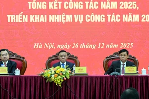 Thường trực Ban Bí thư Trần Cẩm Tú cùng các đồng chí lãnh đạo Ban Chính sách, chiến lược Trung ương chủ trì hội nghị. (Ảnh: DUY LINH)