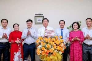 Chủ tịch Ủy ban nhân dân tỉnh Trần Duy Đông thăm, chúc mừng Văn phòng đại diện Báo Nhân Dân.