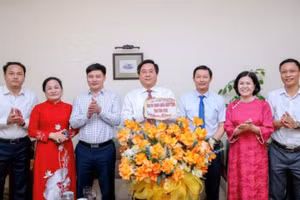 Chủ tịch Ủy ban nhân dân tỉnh Trần Duy Đông thăm, chúc mừng Văn phòng đại diện Báo Nhân Dân.