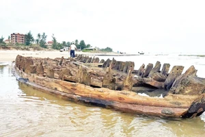 Tàu cổ tại thời điểm nổi lên sau cơn bão số 13.