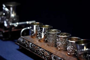 Bộ sưu tập đồ dùng pha trà bằng bạc do Trung Quốc sản xuất được trưng bày tại một triển lãm ở Bảo tàng Tây An (Trung Quốc) năm 2019. (Ảnh: Tân Hoa xã) 