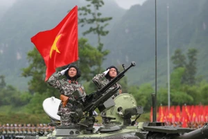 Khối xe pháo quân sự của lực lượng Quân đội nhân dân Việt Nam trong buổi tổng hợp luyện cho diễu binh, diễu hành kỷ niệm Cách mạng Tháng Tám thành công và Quốc khánh 2/9. (Ảnh: THẾ ĐẠI)