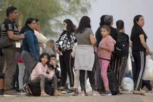 Những người di cư xin tị nạn chờ lên xe buýt tại một trạm kiểm soát ở Eagle Pass, bang Texas, Mỹ, ngày 10/10/2022. (Ảnh: Xinhua)