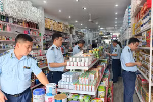 Lực lượng Quản lý thị trường tỉnh Lào Cai tăng cường kiểm tra, kiểm soát hàng hóa tại các cửa hàng.