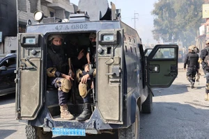 Các thành viên của lực lượng an ninh Syria tuần tra trên một con phố ở tỉnh Latakia, tây bắc Syria, ngày 9/3/2025. (Ảnh: Tân Hoa xã)