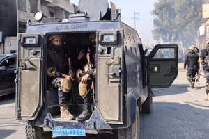 Các thành viên của lực lượng an ninh Syria tuần tra trên một con phố ở tỉnh Latakia, tây bắc Syria, ngày 9/3/2025. (Ảnh: Tân Hoa xã)