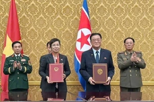 Tổng Giám đốc Thông tấn xã Việt Nam Vũ Việt Trang và Chủ tịch Hãng Thông tấn Trung ương Triều Tiên (KCNA) Kim Pyong Ho ký Thỏa thuận hợp tác. (Ảnh: Hồng Điệp/TTXVN) 