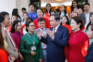 Chủ tịch Quốc hội Trần Thanh Mẫn và Phu nhân gặp gỡ đại diện cộng đồng người Việt Nam ở Malaysia. (Ảnh: Doãn Tấn/TTXVN)