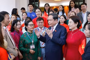 Chủ tịch Quốc hội Trần Thanh Mẫn và Phu nhân gặp gỡ đại diện cộng đồng người Việt Nam ở Malaysia. (Ảnh: Doãn Tấn/TTXVN)