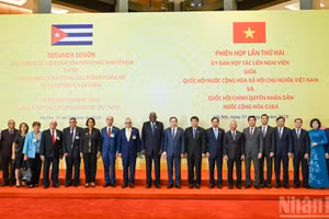 Chủ tịch Quốc hội Trần Thanh Mẫn và Chủ tịch Quốc hội Cuba Esteban Lazo Hernandez chụp ảnh lưu niệm với đại biểu hai nước dự phiên họp.