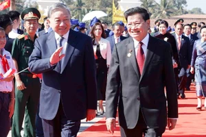Tổng Bí thư Tô Lâm cùng Tổng Bí thư, Chủ tịch nước Lào Thongloun Sisoulith dự khánh thành Công viên Hữu nghị Lào-Việt Nam. (Ảnh: Thống Nhất/TTXVN) 