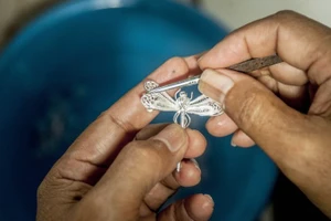 Công nhân chế tác sản phẩm trang sức bạc tại một xưởng ở Kotagede, Yogyakarta, Indonesia. (Ảnh: Xinhua)