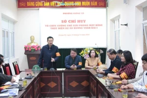 Cán bộ phường Giảng Võ họp triển khai phương án cưỡng chế giải phóng mặt bằng dự án đường Vành đai 1 đoạn Hoàng Cầu-Voi Phục sáng 10/12. (Ảnh: MH)