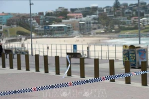 Phong tỏa hiện trường vụ xả súng nhằm vào Lễ Hanukkah của người Do Thái trên bãi biển Bondi ở Sydney, Australia ngày 15/12/2025. (Ảnh: THX/TTXVN) 