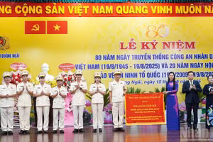 Lãnh đạo tỉnh Quảng Ngãi trao bức trướng mang dòng chữ "Công an tỉnh Quảng Ngãi đoàn kết, dân chủ, kỷ cương, đổi mới, hiệu quả, vì nước quên thân, vì dân phục vụ" cho tập thể lãnh đạo Công an tỉnh Quảng Ngãi.