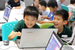 Bảo vệ trẻ em trước thế giới ảo. (Ảnh minh họa: TTXVN)