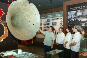 Đồng chí Nguyễn Trọng Nghĩa tìm hiểu các hiện vật quý tại Bảo tàng.