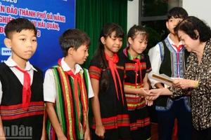 Bà Trương Mỹ Hoa, nguyên Bí thư Trung ương Đảng, nguyên Phó Chủ tịch nước, Chủ tịch Quỹ học bổng Vừ A Dính trao học bổng cho các em.