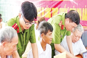 “Điểm dịch vụ công trực tuyến” hỗ trợ người dân sử dụng các dịch vụ công trực tuyến. (Ảnh Công an tỉnh Thanh Hóa)