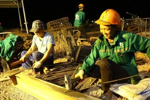 Trên công trường xây dựng Trường liên cấp Si Pa Phìn, mỗi ngày đều có 450 công nhân chia 3 ca làm việc cả ngày, đêm để đáp ứng tiến độ. 