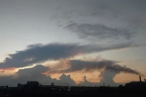 Thực trạng ô nhiễm môi trường đáng báo động tại Khu công nghiệp Liên Chiểu, các nhà máy sản xuất xả khói bụi ra môi trường và chậm thực thi các giải pháp bảo vệ môi trường.