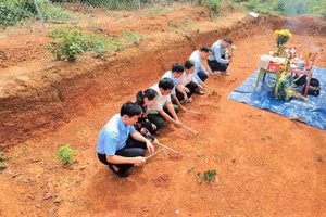 Đại diện các cơ quan tiến hành động thổ bắt đầu khai quật khẩn cấp. (Ảnh: Bảo tàng Nghệ An-Xô Viết Nghệ Tĩnh)