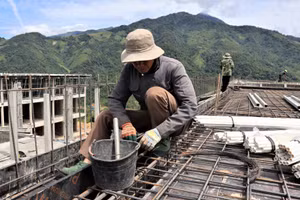 Có mặt tại công trình, các tổ thợ đang làm việc với tinh thần khẩn trương.