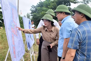 Lãnh đạo Ủy ban nhân dân phường Tân Mai báo cáo với đoàn công tác Ủy ban nhân dân tỉnh về tiến độ giải phóng mặt bằng dự án. (Ảnh: PT)
