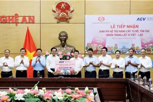 Lãnh đạo ACV trao biểu trưng số tiền 20 tỷ đồng hỗ trợ tỉnh Nghệ An nâng cấp, tu bổ, tôn tạo Nghĩa trang Liệt sĩ Việt-Lào. (Ảnh: CTV)
