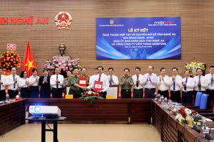 Lãnh đạo Ủy ban nhân dân tỉnh Nghệ An và lãnh đạo Tổng Công ty viễn thông MobiFone ký bản Thỏa thuận hợp tác. (Ảnh: PQ)