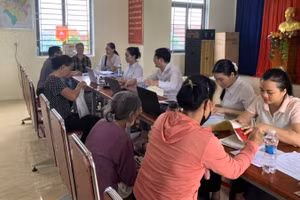 Cán bộ Trung tâm Phục vụ hành chính công xã Hưng Nguyên Nam (Nghệ An) tổ chức tiếp nhận, giải quyết thủ tục hành chính lưu động tại Nhà văn hóa xóm Thành Sơn. (Ảnh: CTV)