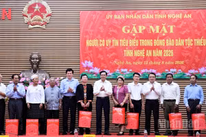 Lãnh đạo Ủy ban nhân dân tỉnh Nghệ An tặng quà cho các đại biểu. (Ảnh: TRUNG HIẾU)