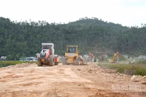 Gói thầu xây lắp XL01 (dài 6,3km) thuộc Dự án thành phần 1, dự án đường bộ cao tốc Vinh-Thanh Thủy bắt đầu triển khai các mũi thi công đầu tiên. 