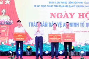 Đồng chí Đoàn Minh Huấn, Ủy viên Bộ Chính trị, Giám đốc Học viện Chính trị quốc gia Hồ Chí Minh tặng quà cho nhân dân các phường: Hoàng Mai, Tân Mai, Quỳnh Mai (Nghệ An). (Ảnh: PT)